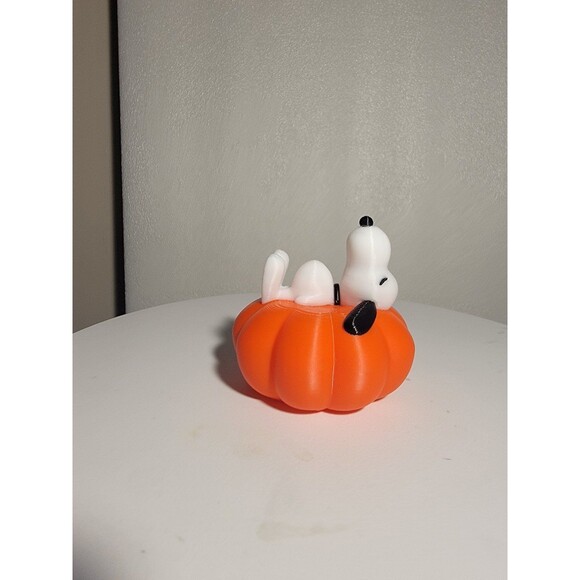 Pumpkin with Snoopy sleeping on top 3d printed - Picture 3 of 7